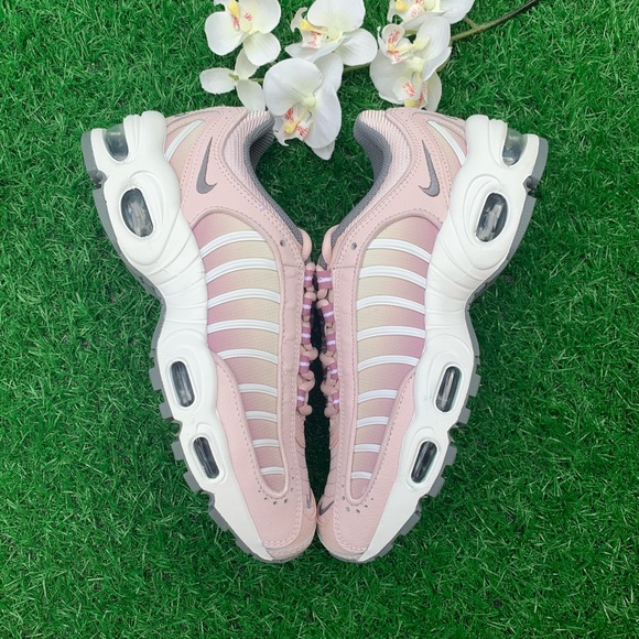 Nike Air Max Tailwind IV Women’s shoe - Picture 4 of 5